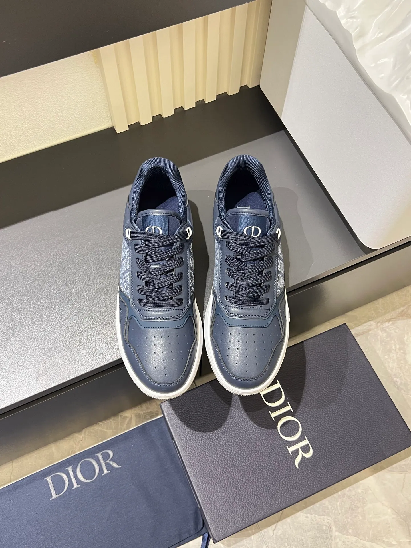 Men's shoes 💰p400 "Dio*" mid-top B27 casual sneakers. This B27 high-top sneaker is a new product in the series and continues Di*r's classic style. Crafted from gray and white smooth calf leather with beige and black Oblique print panels on the sides. The "CD Icon" shaped shoelace eyelets are clever and delicate, and the two-color rubber sole, rear collar and heel are all equipped with the brand's iconic details to enhance the style. Oblique printed straps at the ankle allow for an adjustable fit to complement the overall design. Fashionable and versatile, it can complement any look. Create an exquisite design with unique dynamic vitality and modern atmosphere, presented in low-top and high-top styles. This new must-have shoe adds a new dimension to Dior's archive heritage, embodying modern elegance. Purchase the original version and make it 1:1. If you need top quality, please come to me! Male 38-44!